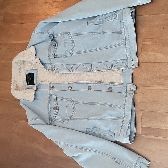 Levis inspired fur lined denim jacket ✨️ 💙 - Picture 5 of 9